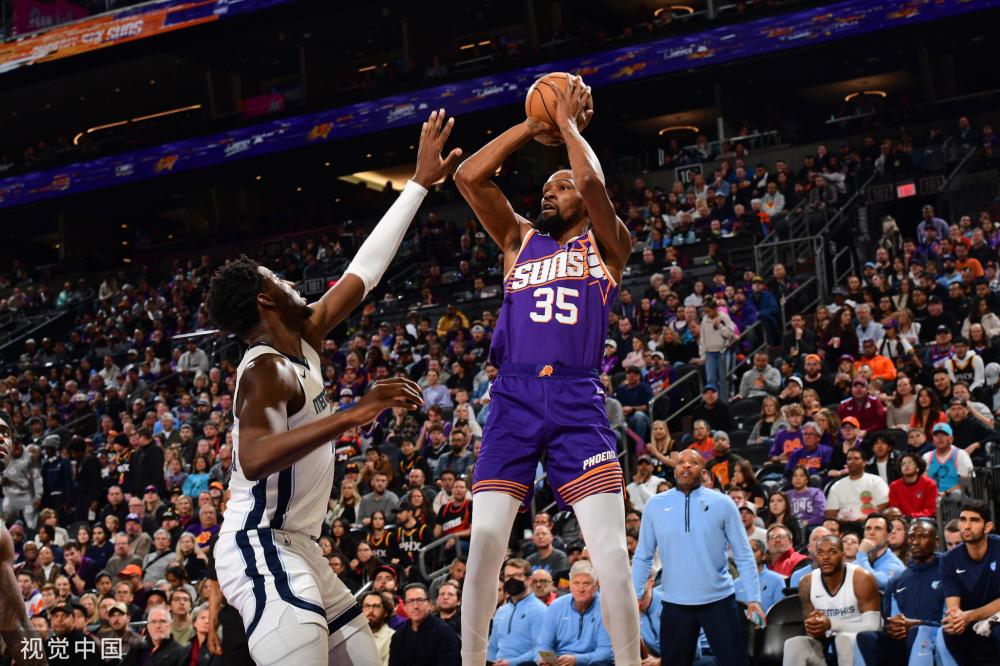 在球场上充 在球场上充