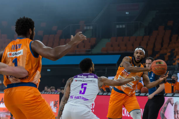 诸多悬念中 诸多悬念中